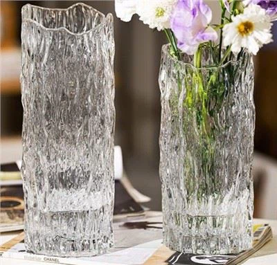 Staklena vaza različitih veličina za uređenje doma