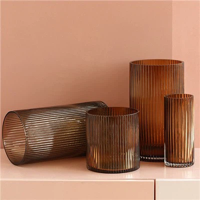 Vertikalna staklena vaza