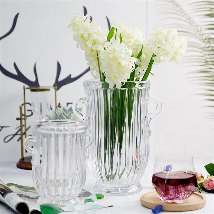 Staklena vaza sa širokim otvorom