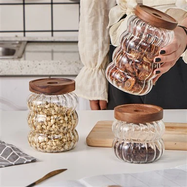 Staklene tegle za hranu i začine sa poklopcima od bagremovog drveta